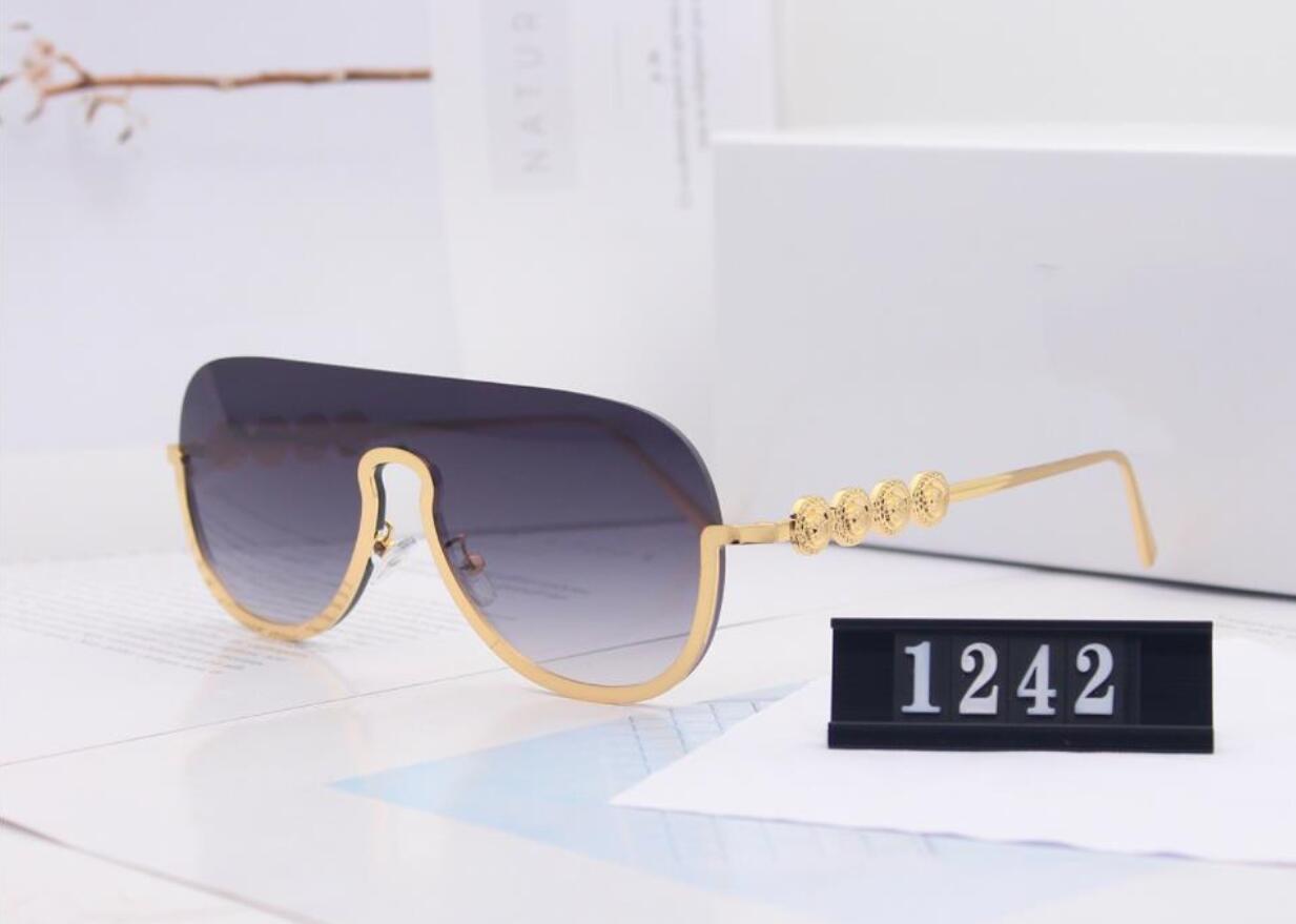 2020 New Luxury Sunglasses Men's and Women's Designer Sunglasses Gold Frame Square Metal Frame Sports Outdoor Retro Style Classic With Case
2020 New Luxury Sunglasses Men's and Women's Designer Sunglasses Gold Frame Square Metal Frame Sports Outdoor Retro Style Classic With Case