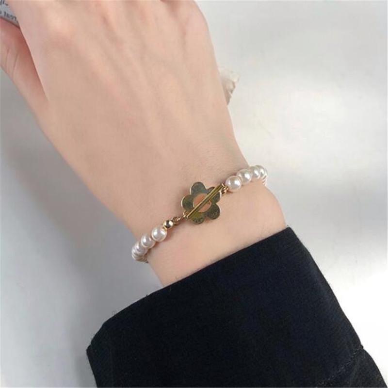 Fashion Metal Flower Pearl Bracelet Cocktail Party Charm Women Gold Bracelet European And American Female Jewelry
Fashion Metal Flower Pearl Bracelet Cocktail Party Charm Women Gold Bracelet European And American Female Jewelry