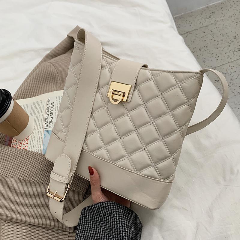 Niche Design Rhombic Large-capacity Handbags 2021 New Fashion Western-style Messenger Bag High-end Sense Bucket Bag Width: 27cm, Black
Niche Design Rhombic Large-capacity Handbags 2021 New Fashion Western-style Messenger Bag High-end Sense Bucket Bag Width: 27cm, Black