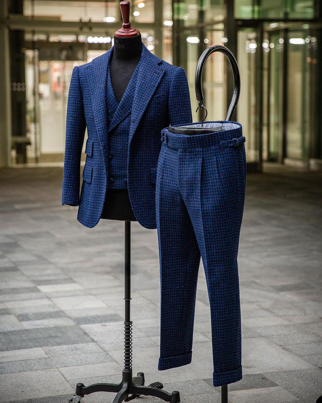 Vintage Mens Designer Suits Three-piece Wool Blend Peaked Lapel Groom Tuxedos Customized Made jacket Vest and pants Business Men Suits