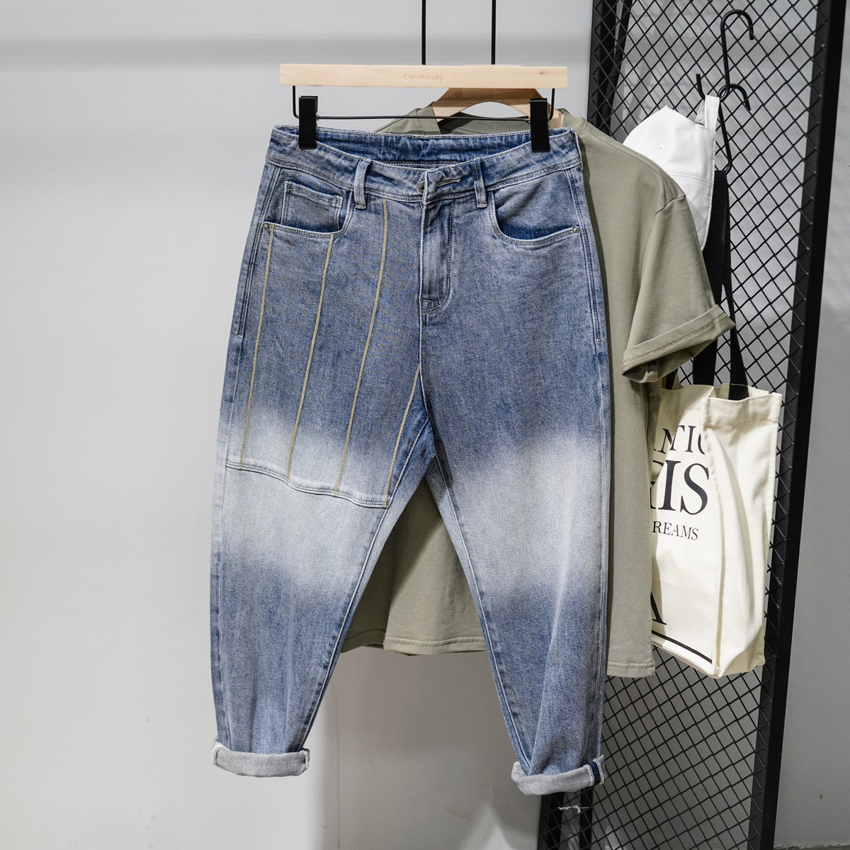 2021 New Popular Right-leg Halon Loose Graduated Mid-waist Character Jeans Korean Male Pants 6FI9, Blue
2021 New Popular Right-leg Halon Loose Graduated Mid-waist Character Jeans Korean Male Pants 6FI9, Blue