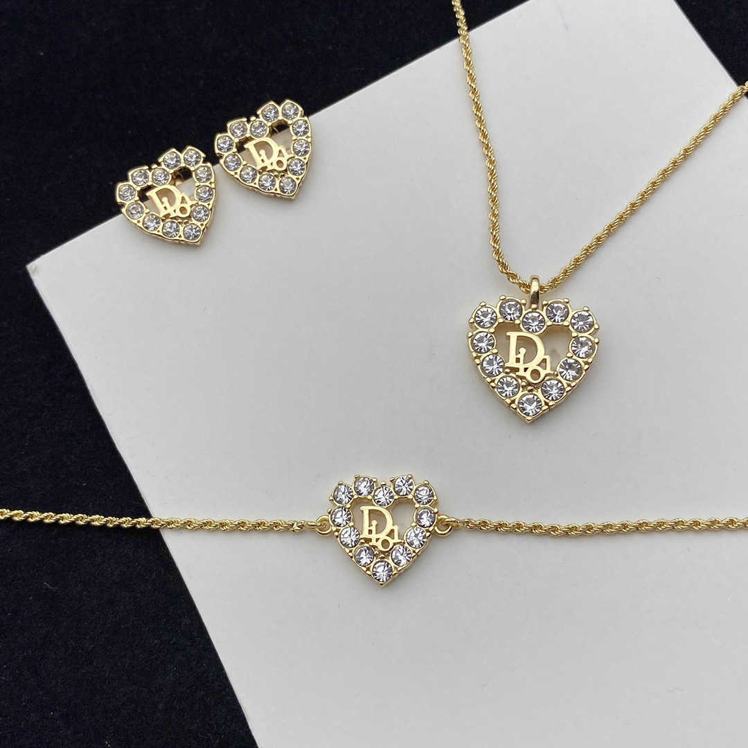 Luxury Fashion Choker Necklace Designer / full diamond Peach Heart Jewelry Set Necklace Bracelet Earrings with the same temperament of street shooting idol
Luxury Fashion Choker Necklace Designer / full diamond Peach Heart Jewelry Set Necklace Bracelet Earrings with the same temperament of street shooting idol
