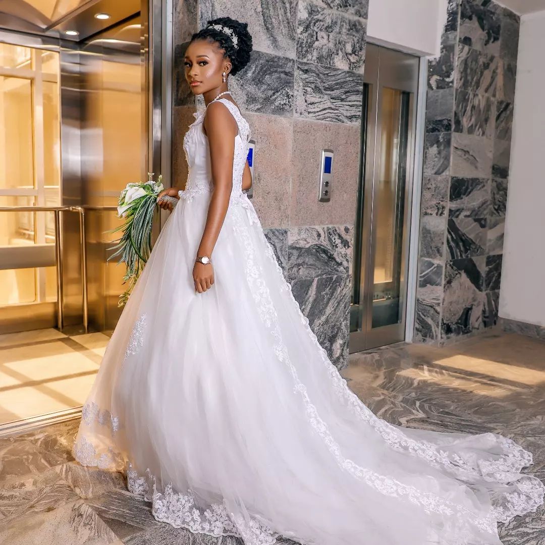 A Line Wedding Dress 2022 Lace Appliques Jewel Neck Sleeveless Sweep Train Bride Bridal Gowns