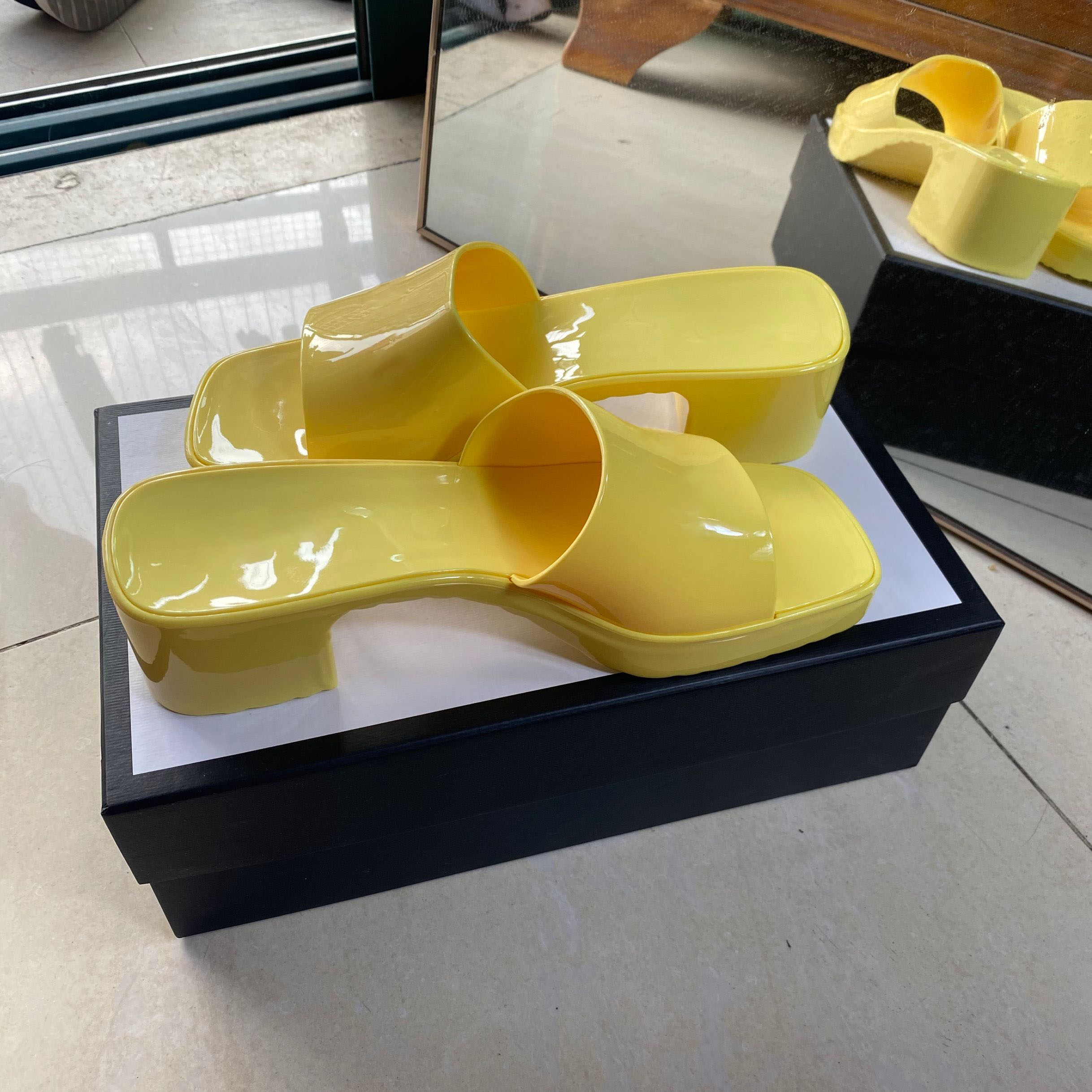 Women's G Sandals Slides Luxury Designer Slippers 2022 Summer Candy Color Flat Heels Rubber Jelly Shoes Flip-Flops Outdoor Beach Shoes Boots Rubber sole, Grey
Women's G Sandals Slides Luxury Designer Slippers 2022 Summer Candy Color Flat Heels Rubber Jelly Shoes Flip-Flops Outdoor Beach Shoes Boots Rubber sole, Grey