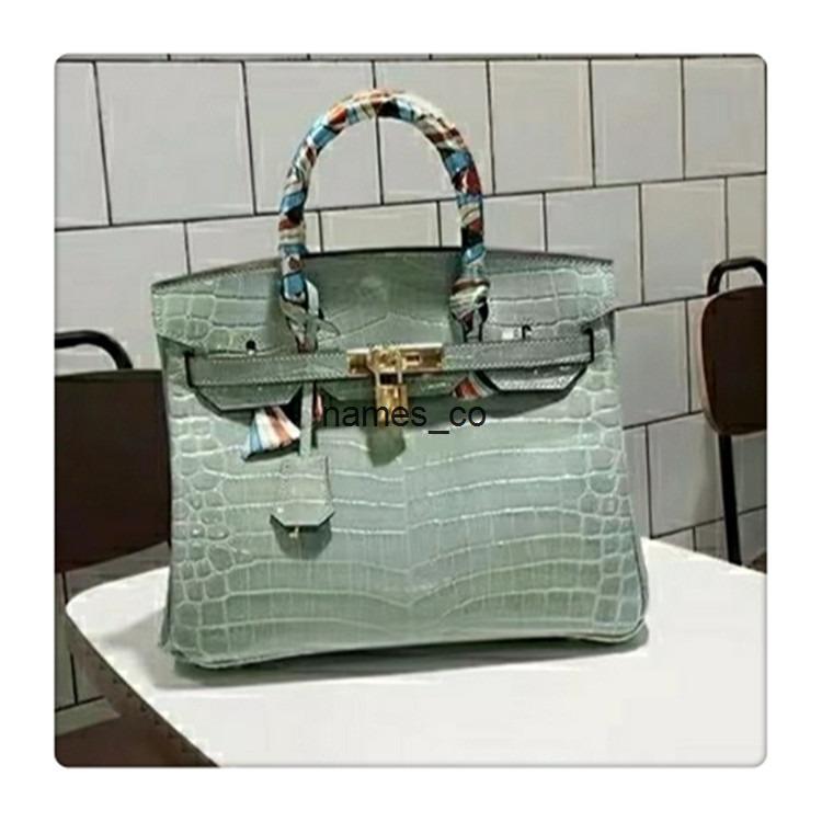 Handbags Designer Luxurys birkins s 2021 new crocodile pattern Portable Single Shoulder Messenger Bag top leather fashion versat BYD Hermè s, Flax blue
Handbags Designer Luxurys birkins s 2021 new crocodile pattern Portable Single Shoulder Messenger Bag top leather fashion versat BYD Hermè s, Flax blue