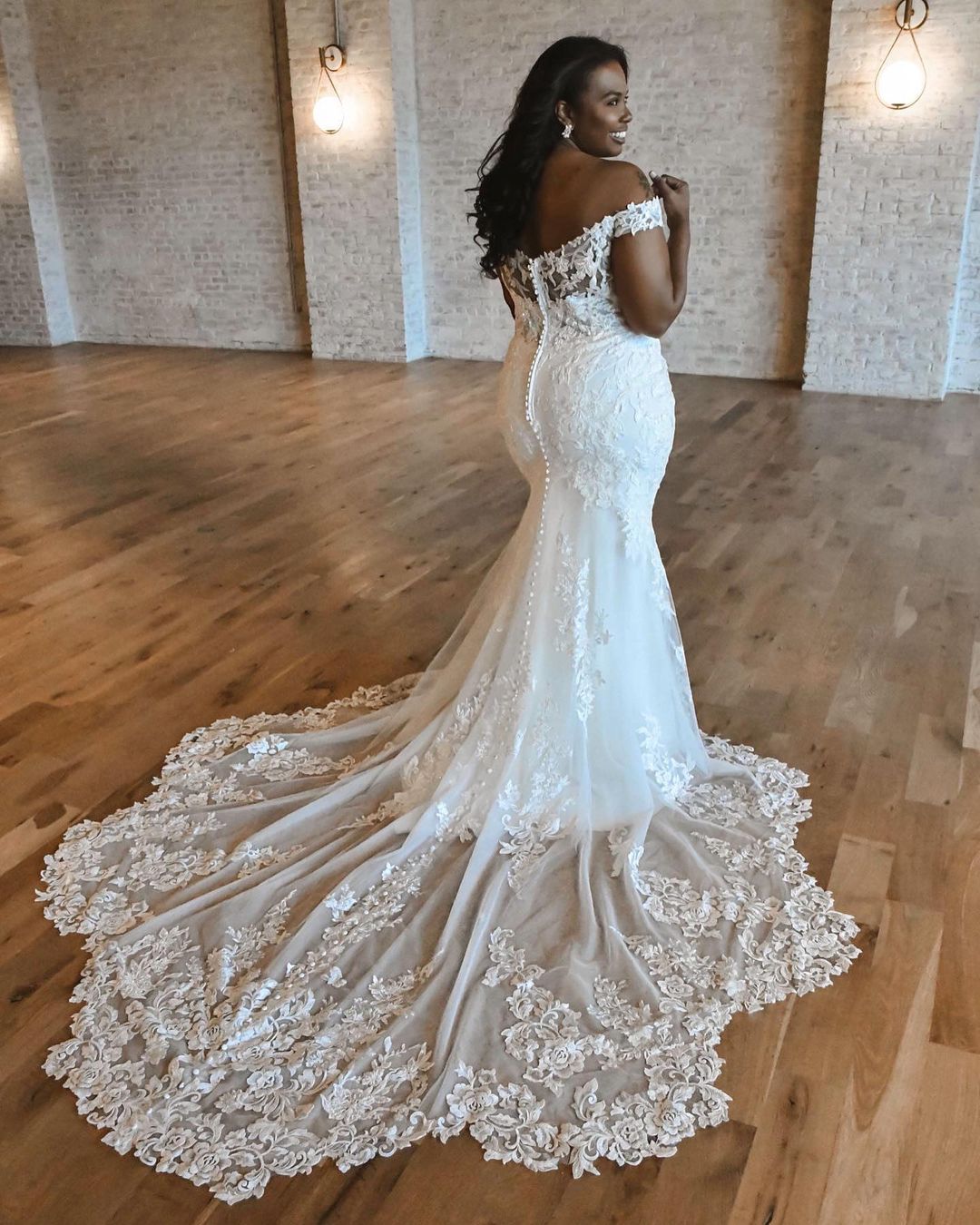 Lace Stunning Mermaid Wedding Dresses Off The Shoulder Neck Plus Size Bridal Gowns Covered Buttons Back Sweep Train Robe De Mari E