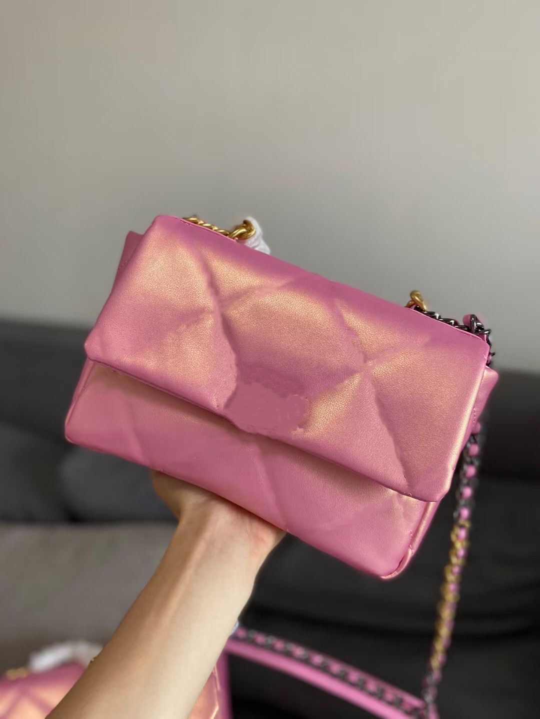 Women Luxurys Designers Bags 2021 One-shoulder handbags Shoulder cross-body carry-on woven leather straps hardware logo iconic diamond pattern, Pink
Women Luxurys Designers Bags 2021 One-shoulder handbags Shoulder cross-body carry-on woven leather straps hardware logo iconic diamond pattern, Pink