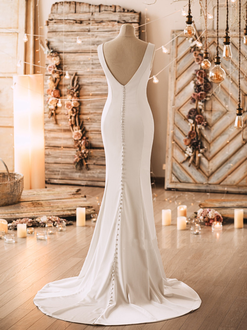 2022 Simple And Elegant Fitted Slim Mermaid Wedding Dress V-neck Back Buttons Sleeveless Bridal Formal Gowns Minimalist Ivory Satin Bride Dresses Robe
