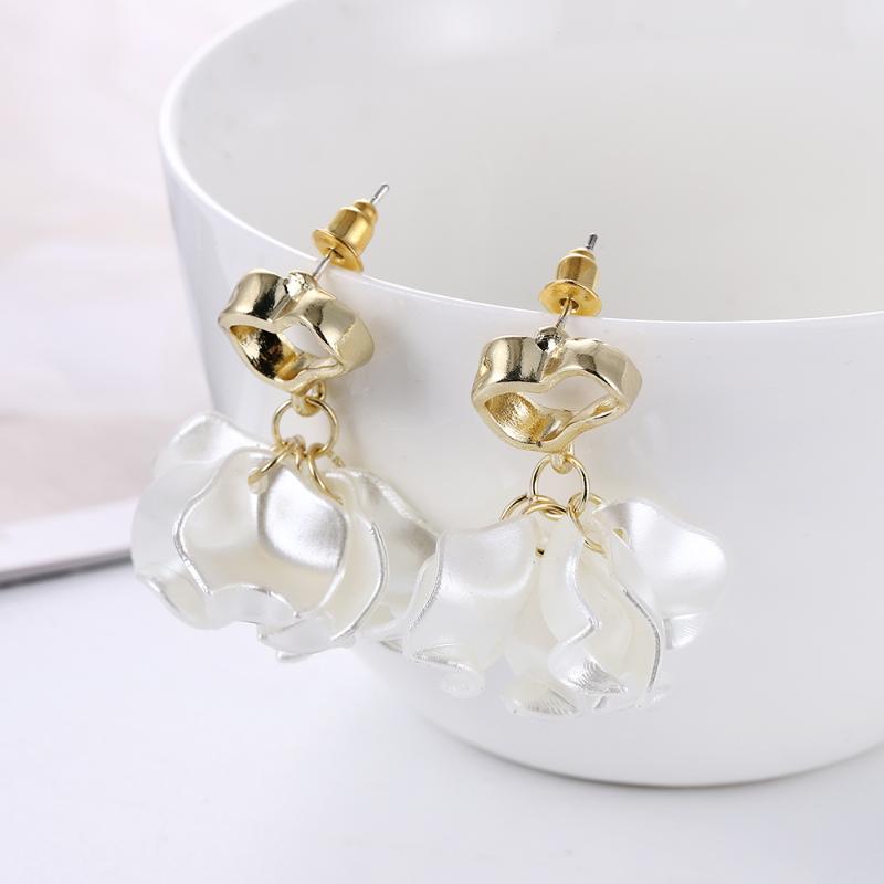 New South Korea Dongdaemun Fashion Flower Earrings Temperament Ladies Elegant Hollow Petals Stud Earrings Female Jewelry
New South Korea Dongdaemun Fashion Flower Earrings Temperament Ladies Elegant Hollow Petals Stud Earrings Female Jewelry