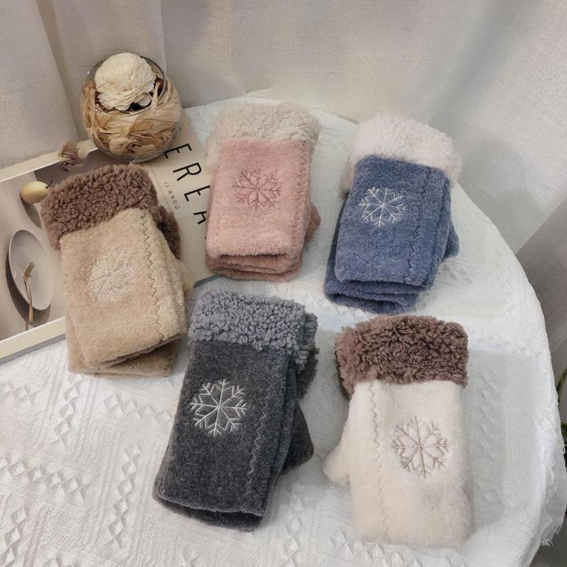 Autumn Winter Women Gloves Thicken Velvet Snowflake Printing Half Finger Mitten Soft Skin-friendly Keep Warm
Autumn Winter Women Gloves Thicken Velvet Snowflake Printing Half Finger Mitten Soft Skin-friendly Keep Warm