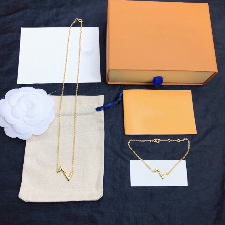 Europe America Fashion Jewelry Sets Lady Women Engraved V Initials Volt Pendant Necklace Bracelet Sets Q93809 Q95977, Silver
Europe America Fashion Jewelry Sets Lady Women Engraved V Initials Volt Pendant Necklace Bracelet Sets Q93809 Q95977, Silver