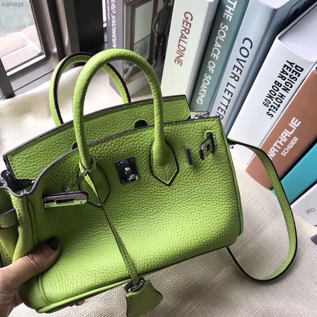 Birkins tote handbag High quality litchi grain silver buckle head leather handbag Single Shoulder Messenger women's soft small square B-001, Fruit green 20cm
Birkins tote handbag High quality litchi grain silver buckle head leather handbag Single Shoulder Messenger women's soft small square B-001, Fruit green 20cm