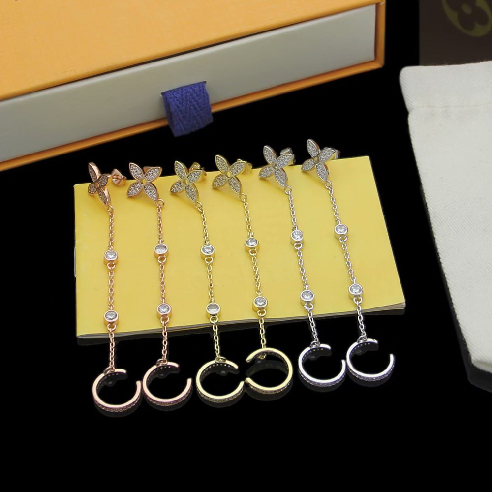 Europe America Style Lady Women Titanium Steel Double Diamond V Initials Four Leaf Flower Tassels Stud Long Earrings 3 Color
Europe America Style Lady Women Titanium Steel Double Diamond V Initials Four Leaf Flower Tassels Stud Long Earrings 3 Color