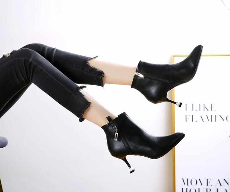 2020 autumn and winter new European and American fashion pointed rhinestone buckle high-heeled non-slip boots bare boots, Beige
2020 autumn and winter new European and American fashion pointed rhinestone buckle high-heeled non-slip boots bare boots, Beige