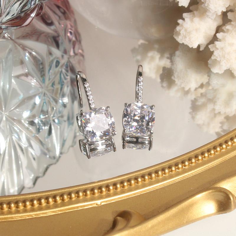 Korean hot selling fashion jewelry simple square zircon earrings shiny luxury women's wedding party party earrings
Korean hot selling fashion jewelry simple square zircon earrings shiny luxury women's wedding party party earrings