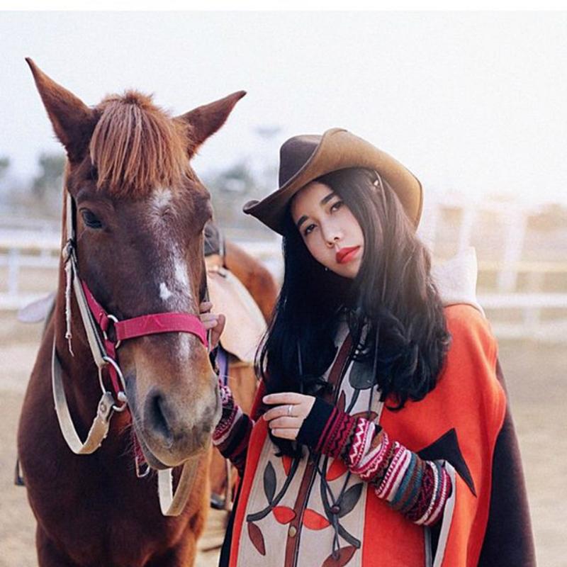 Men / Women Wool Felt Retro Wide Brim Thick Wool Felt Turquoise Leather Band Cowboy Cowgirl Western Fedora Hat Adjust 56-58cm, Black
Men / Women Wool Felt Retro Wide Brim Thick Wool Felt Turquoise Leather Band Cowboy Cowgirl Western Fedora Hat Adjust 56-58cm, Black