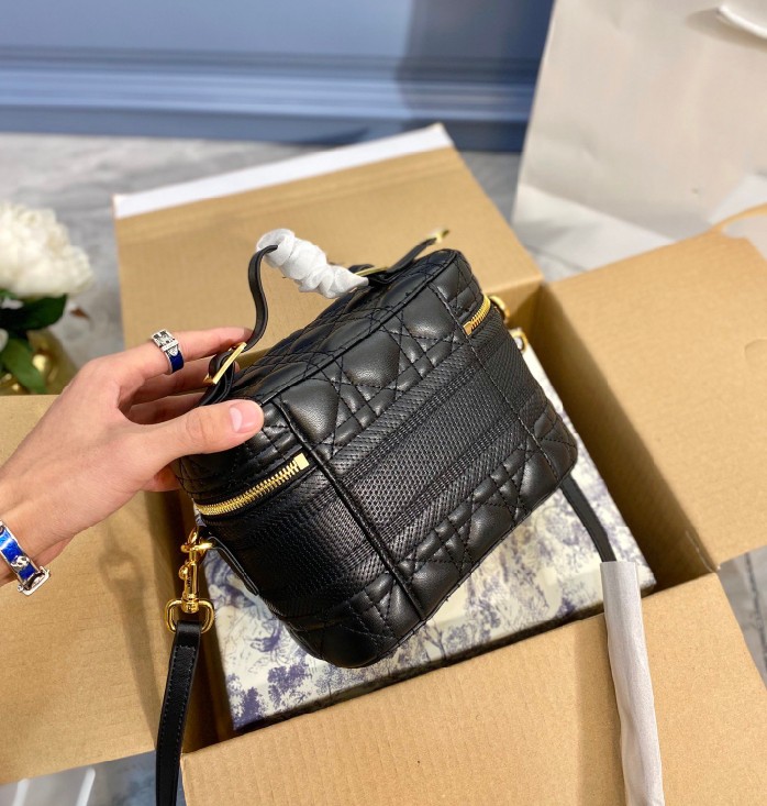 20AW Fashion Cosmetic Bag Designer Premium Diamond Embroidered Handbag High Quality Multipurpose Bag 4 Colors WF2012051
20AW Fashion Cosmetic Bag Designer Premium Diamond Embroidered Handbag High Quality Multipurpose Bag 4 Colors WF2012051