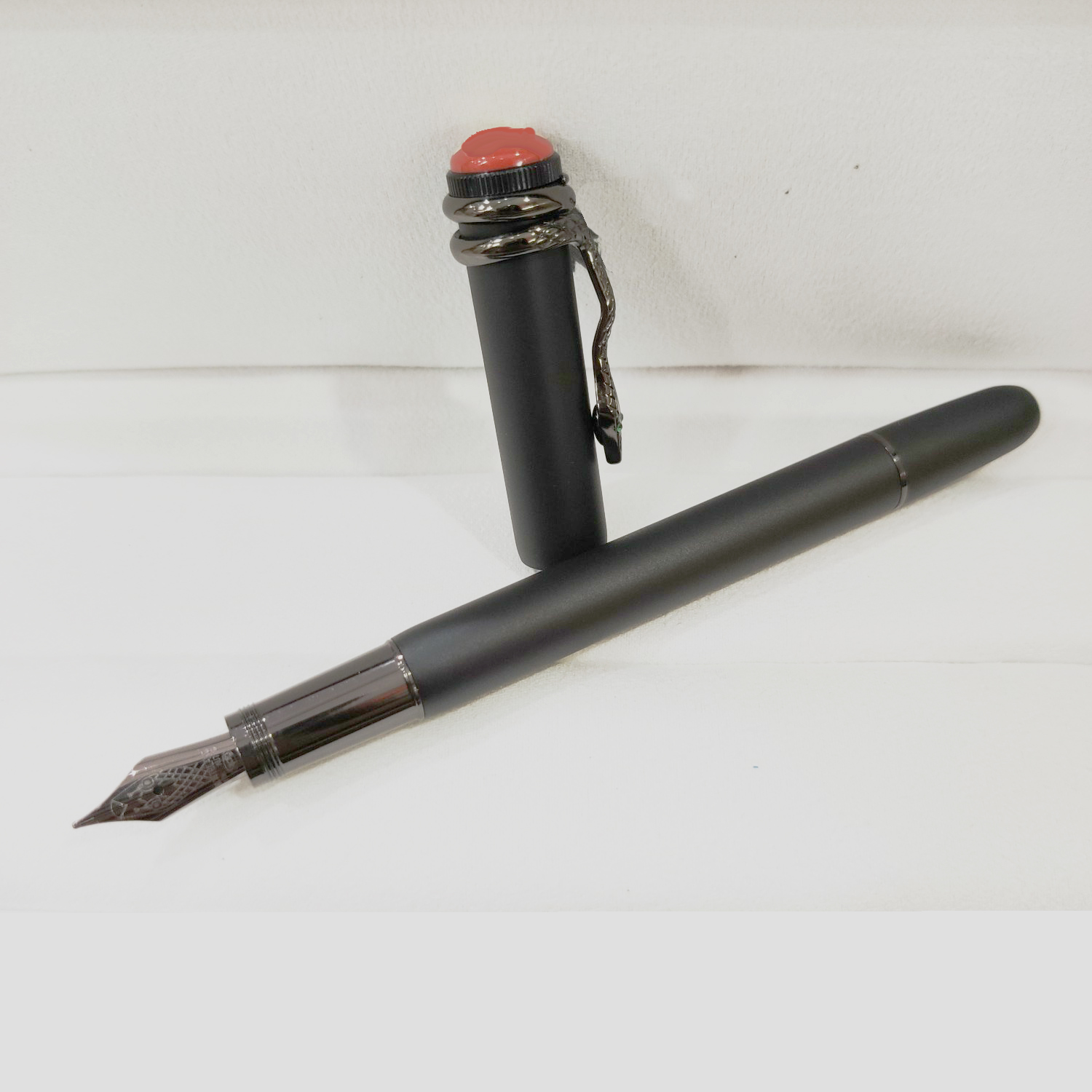 luxury pen 1912 matte black Snake Clip Fountain pen fine office stationery fashion 4810 calligraphy ink pens for festival Gift with box
luxury pen 1912 matte black Snake Clip Fountain pen fine office stationery fashion 4810 calligraphy ink pens for festival Gift with box