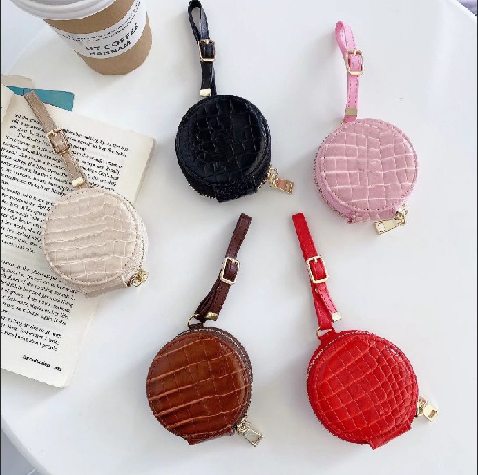 Fashion AirPods Case Designer Letter Premium Texture Bluetooth Headset Bag Is Suitable for AirPods 1/2/Pro Case 5 Color
Fashion AirPods Case Designer Letter Premium Texture Bluetooth Headset Bag Is Suitable for AirPods 1/2/Pro Case 5 Color