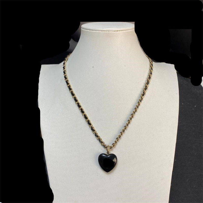 Luxury jewelry Necklace Black peach heart resin diamond inlaid letter Woven Leather Necklace, medieval, retro and fashionable atmosphere, Silver
Luxury jewelry Necklace Black peach heart resin diamond inlaid letter Woven Leather Necklace, medieval, retro and fashionable atmosphere, Silver