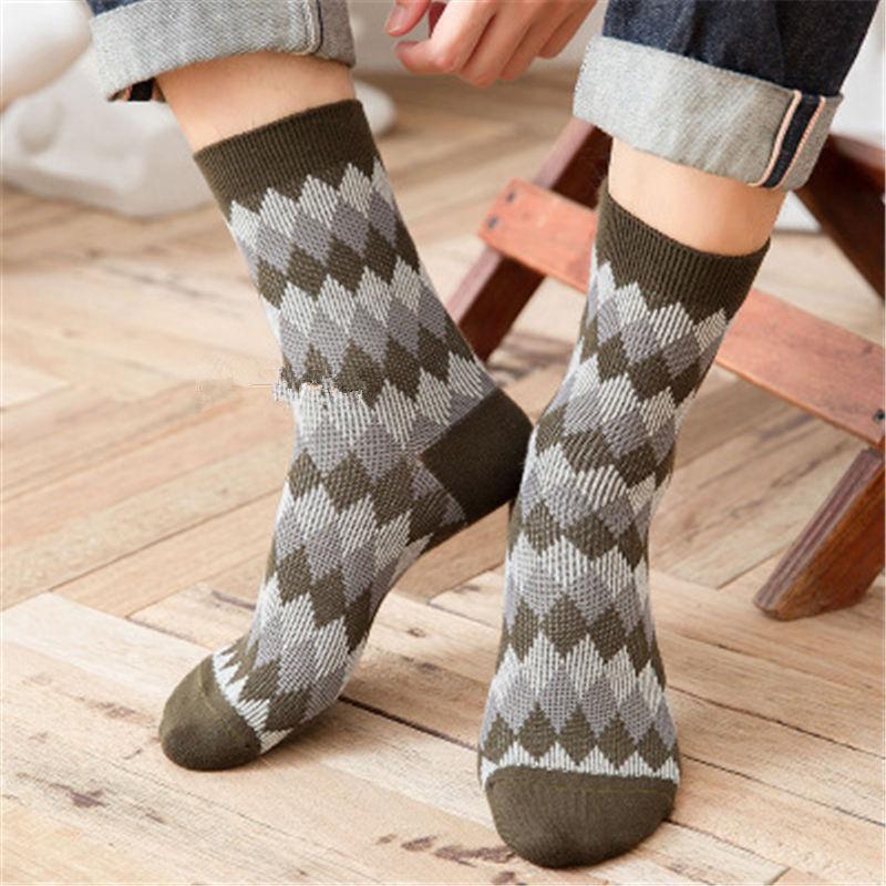 Mens Retro Rhombus Middle Tube Socks Fashion Trend Sports Stretch Business Socks Designer Winter Male Casual Wave Mid Length England Sock
Mens Retro Rhombus Middle Tube Socks Fashion Trend Sports Stretch Business Socks Designer Winter Male Casual Wave Mid Length England Sock