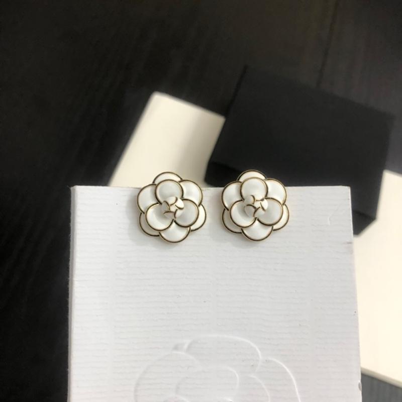 Hot brand Camellia beautiful woman jewelry ladies Pearl earring Classical style fashion luxury earrings wedding Summer jewelry
Hot brand Camellia beautiful woman jewelry ladies Pearl earring Classical style fashion luxury earrings wedding Summer jewelry