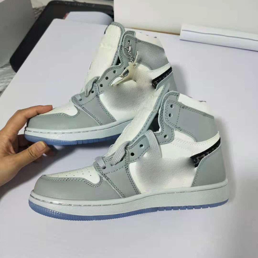 2020 new free shipping Officially revealed anniversary collaboration Grey White French fashion style label Kim Jones Sneaker shoe size 36-46, 1 without box
2020 new free shipping Officially revealed anniversary collaboration Grey White French fashion style label Kim Jones Sneaker shoe size 36-46, 1 without box