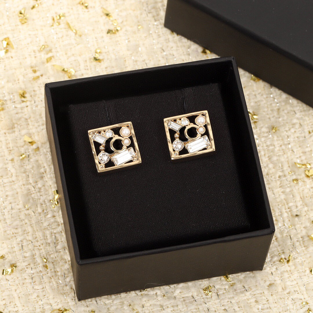 2022 Top quality square shape CHARM stud earring with crystal beads hollow design in 18k gold plated have box stamp PS4247
2022 Top quality square shape CHARM stud earring with crystal beads hollow design in 18k gold plated have box stamp PS4247