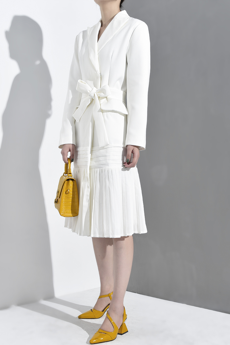 EAM Loose Fit White Pleated Hem Stitch Bandage Long Jacket Lapel Sleeve Women Coat Fashion Spring YE615 201017