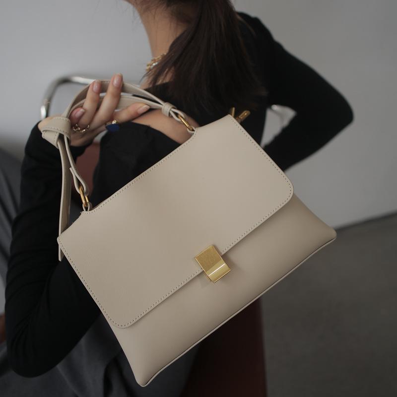 Juanjuan han edition of new fund of 2021 autumn winters is inclined shoulder bag niche fashion design bag leather shoulder, Light brown
Juanjuan han edition of new fund of 2021 autumn winters is inclined shoulder bag niche fashion design bag leather shoulder, Light brown