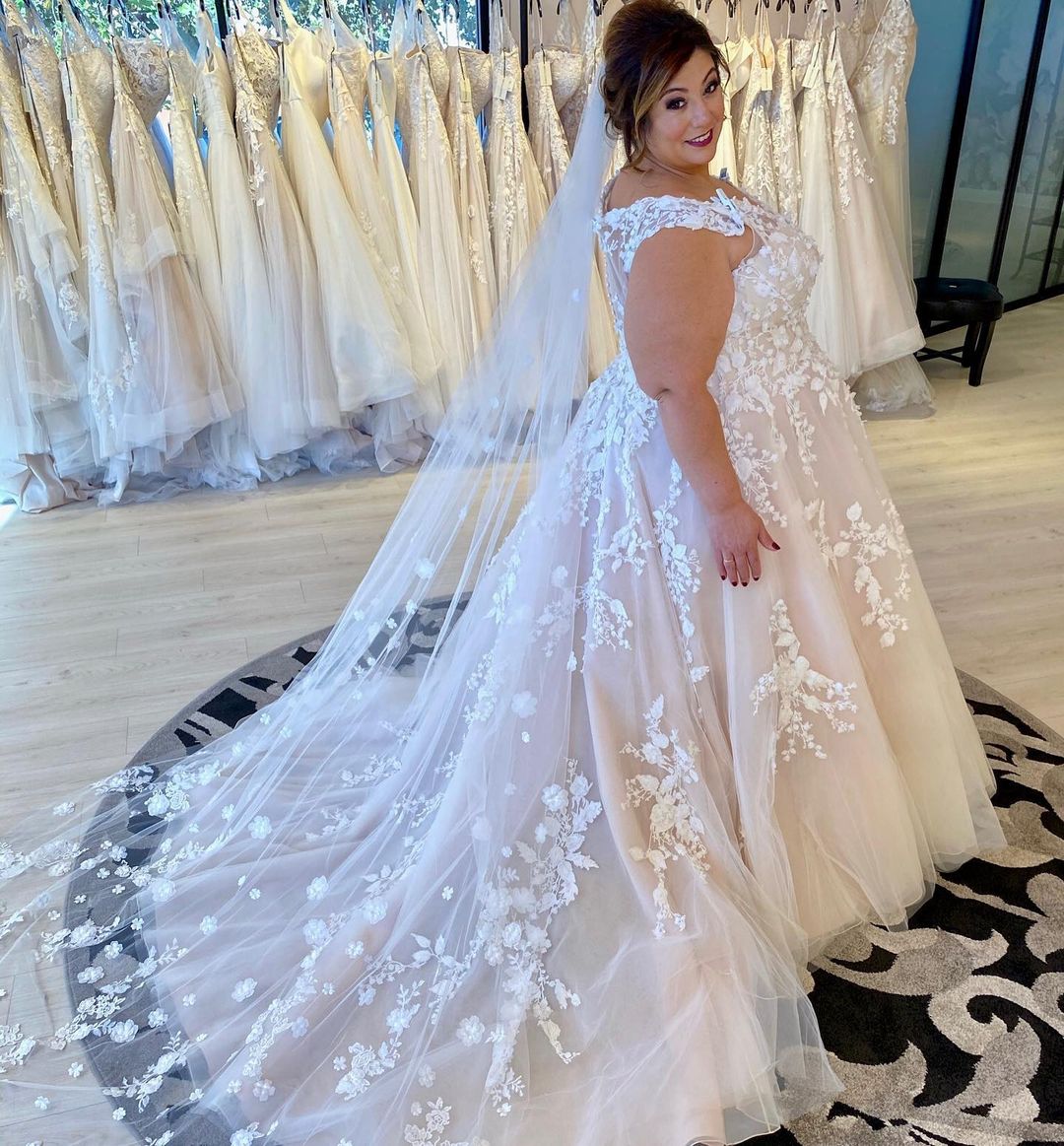 Plus Size Fashion Lace Wedding Dresses Sheer V Neck A Line Appliqued Bridal Gowns Covered Buttons Back Sweep Train Tulle Robe De Marie ppliqued