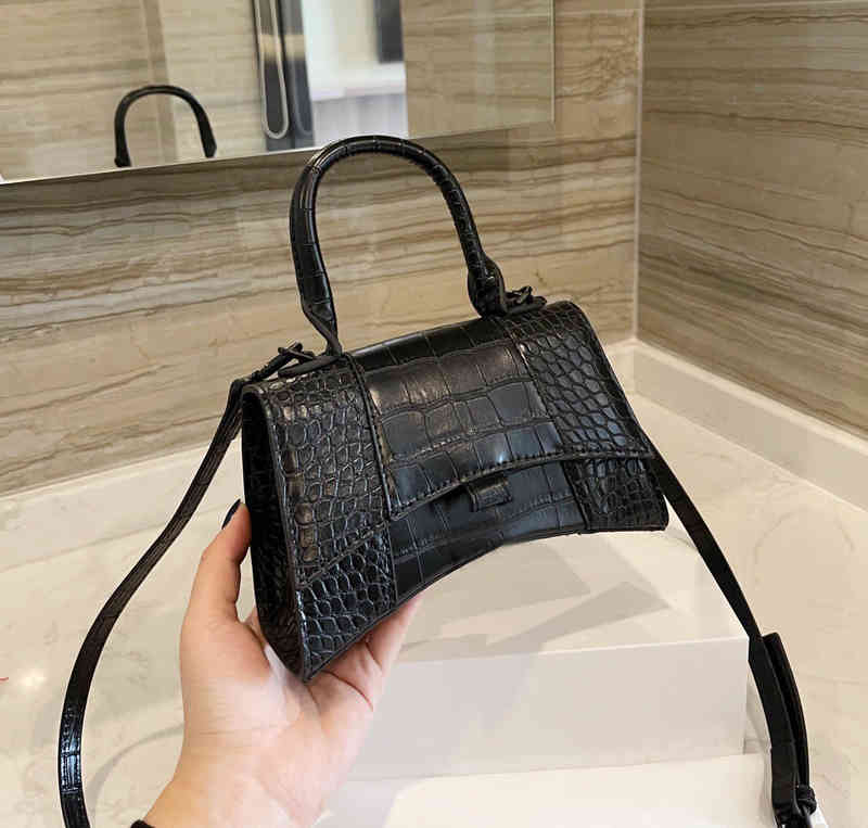 Wholesale Fashion Shoulder Bags high quality Leather Handbags Cross Body Famous Hasp Removable wallet women luxurys crossbody Designer bag purses triad bags
Wholesale Fashion Shoulder Bags high quality Leather Handbags Cross Body Famous Hasp Removable wallet women luxurys crossbody Designer bag purses triad bags