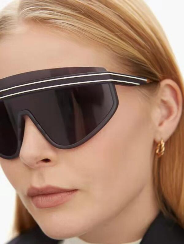 design Shield sunglasses For Women fashion simple personalized Sunglasses UV protection big connection lens Frameless Top Quality Size:140-0
design Shield sunglasses For Women fashion simple personalized Sunglasses UV protection big connection lens Frameless Top Quality Size:140-0