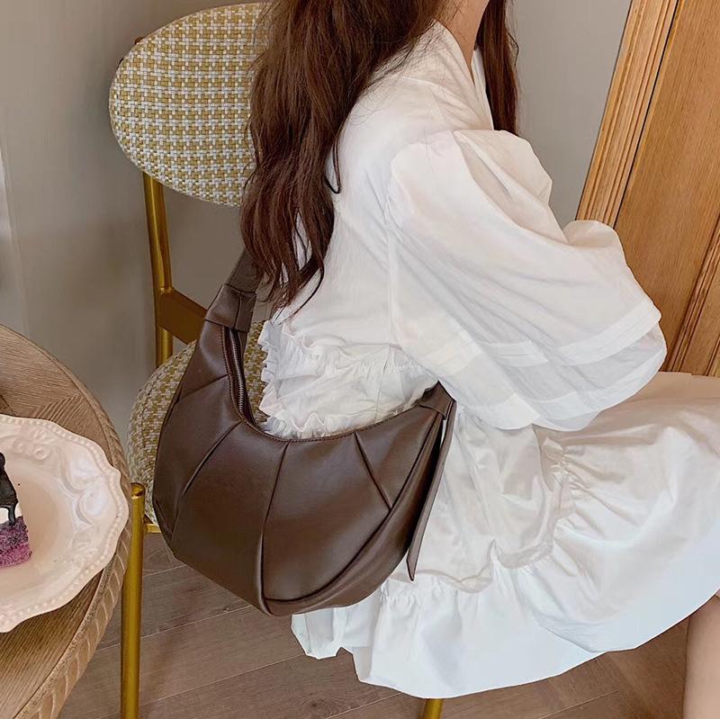 New Japanese Version of The Korean Version of The Fashion Temperament One-shoulder Oblique Bag Trend New Moon Bag A Hair, Black
New Japanese Version of The Korean Version of The Fashion Temperament One-shoulder Oblique Bag Trend New Moon Bag A Hair, Black