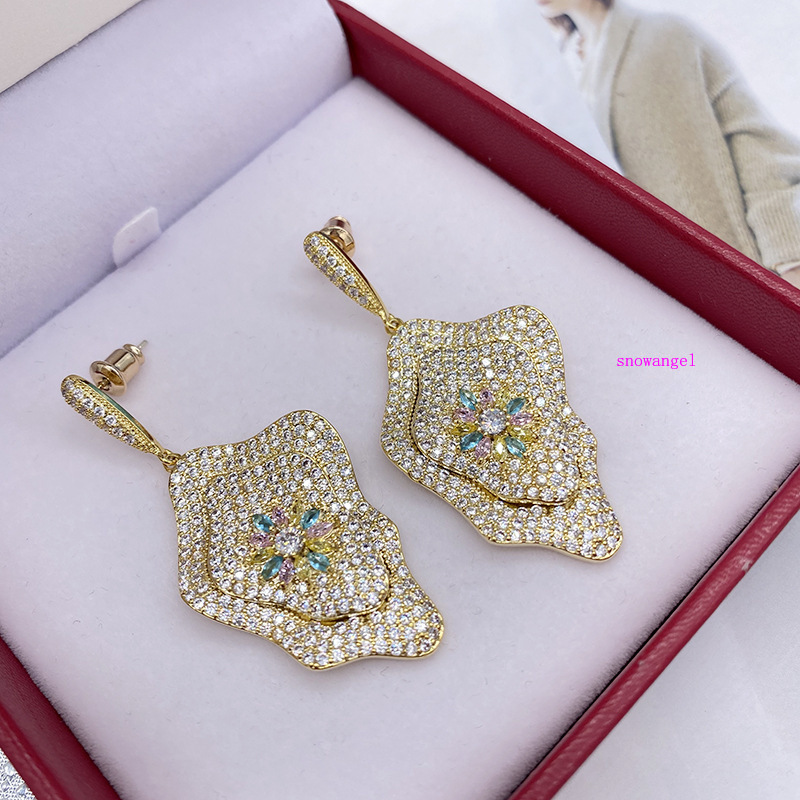 Western 925 silver needle new banquet simple and luxurious Flower Earrings atmosphere zircon Butterfly Earrings temperament
Western 925 silver needle new banquet simple and luxurious Flower Earrings atmosphere zircon Butterfly Earrings temperament