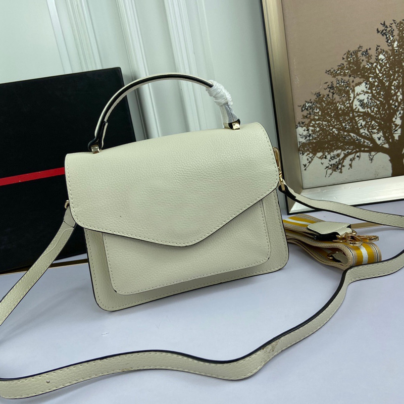 Classic ladies Shoulder Bags European and American fashion Totes a large number of handbag Crossbody Women's Genuine Leather Flap buckl
Classic ladies Shoulder Bags European and American fashion Totes a large number of handbag Crossbody Women's Genuine Leather Flap buckl