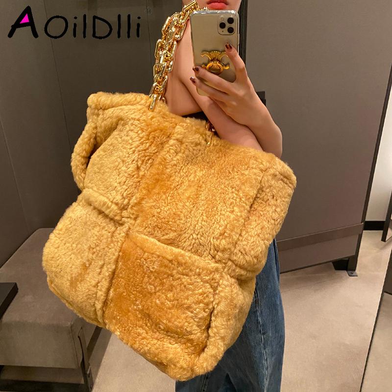 Thick chain plush tote bag handbag single shoulder plush big bag women 2020 new, Black
Thick chain plush tote bag handbag single shoulder plush big bag women 2020 new, Black
