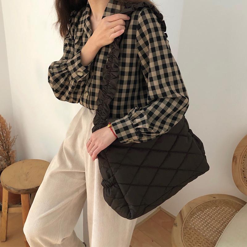 Simple Design Shoulder Bag Winter Fashion Large Capacity Women's Handbag Casual Travel Crossbody Bags for Women Hand Bags 2021, Black
Simple Design Shoulder Bag Winter Fashion Large Capacity Women's Handbag Casual Travel Crossbody Bags for Women Hand Bags 2021, Black