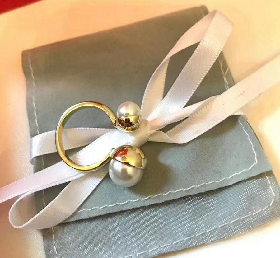 Fashion Gold Asymmetrical Pearl Cluster Rings Bague Luxury Designer Classic Ring For Women Lady Love Jewelry Party Wedding Engagement Rings Gift With Box
Fashion Gold Asymmetrical Pearl Cluster Rings Bague Luxury Designer Classic Ring For Women Lady Love Jewelry Party Wedding Engagement Rings Gift With Box