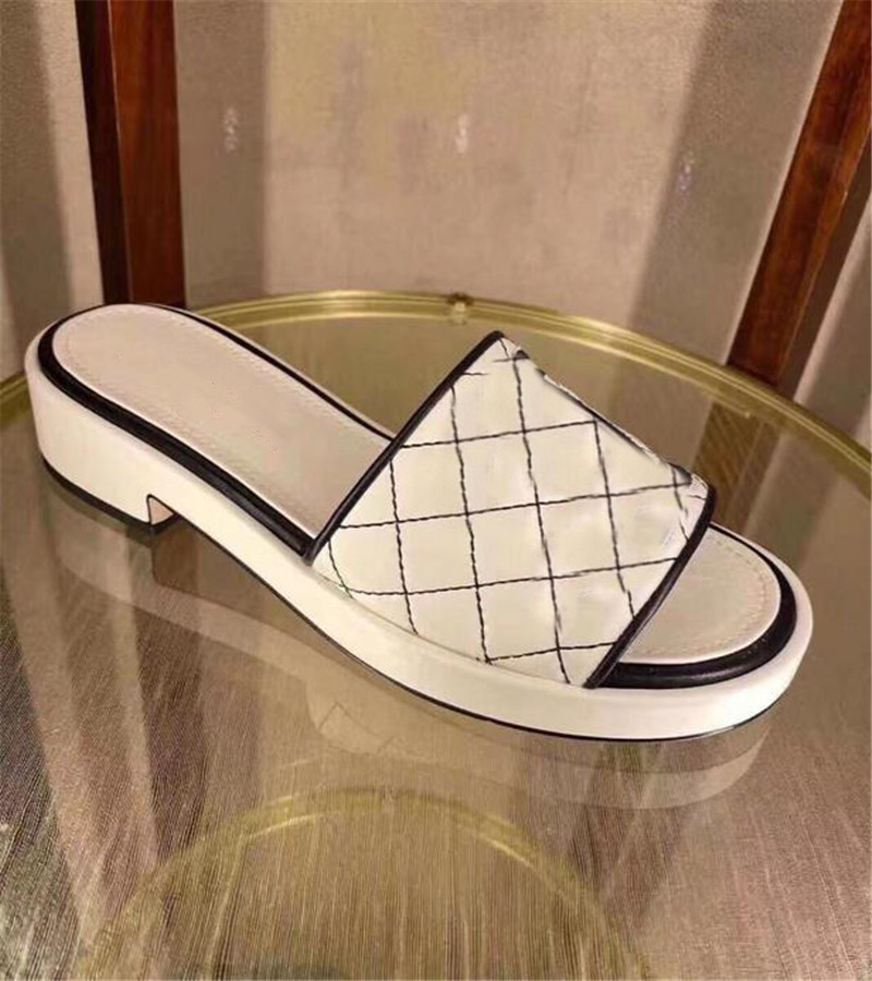 Fashion Women's Casual slippers base Beach slippers high quality Leather shoes female Classic design flip flops comfortable open toed Sandals LETTER-LOGOC3302
Fashion Women's Casual slippers base Beach slippers high quality Leather shoes female Classic design flip flops comfortable open toed Sandals LETTER-LOGOC3302