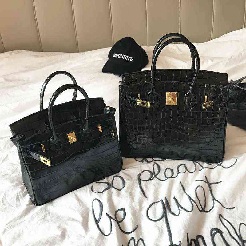 Leather Platinum Bag Women's Handbag Versatile Trend One Shoulder Menger Pattern High Texture Buckle, Jindian black (25cm)
Leather Platinum Bag Women's Handbag Versatile Trend One Shoulder Menger Pattern High Texture Buckle, Jindian black (25cm)