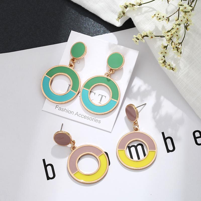 The new fashion Individual character color Acrylic earrings Personality sweet female style earrings Small fresh ear studs
The new fashion Individual character color Acrylic earrings Personality sweet female style earrings Small fresh ear studs