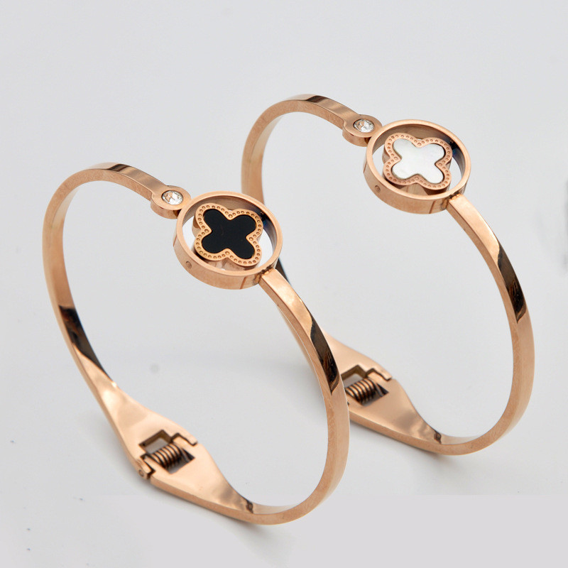Trendy Women Bracelets Double-Sided Rotatable Designer Bracelets Four-Leaf Clover Pendant Bangles Titanium Steel Brand Bracelets Wholesale, Golden;silver
Trendy Women Bracelets Double-Sided Rotatable Designer Bracelets Four-Leaf Clover Pendant Bangles Titanium Steel Brand Bracelets Wholesale, Golden;silver