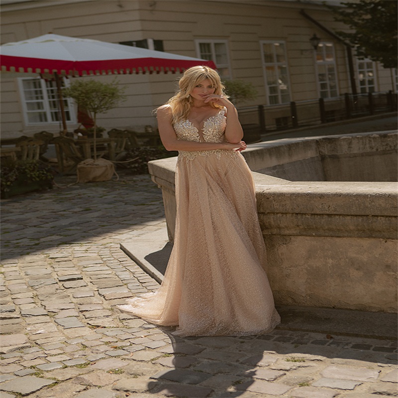 Champagne Chic Wedding Dresses A Line Boho Bling Sequins Sleeveless Appliqued Lace Bridal Gowns Custom Made Ruched Tulle Robes De Mariée