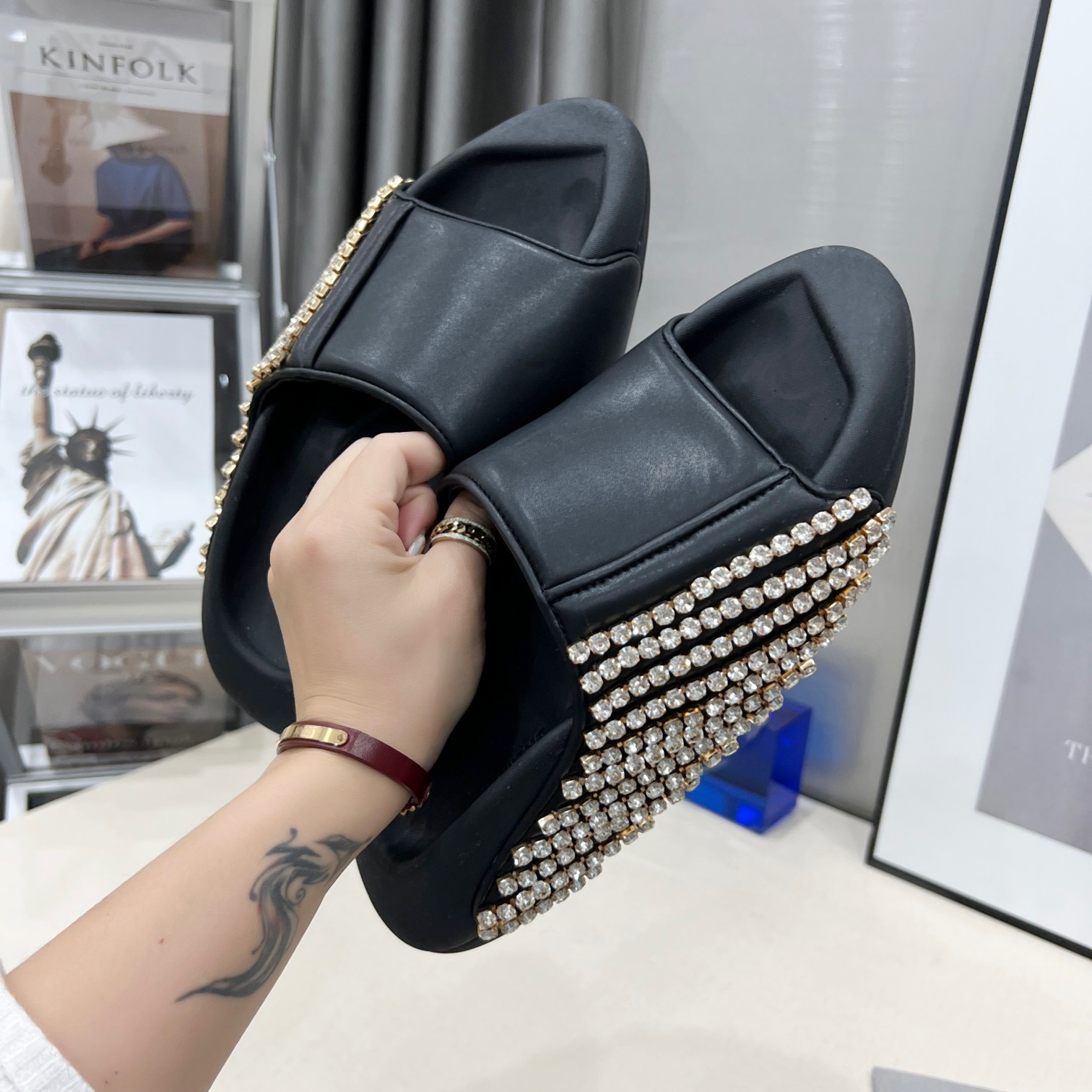 Fashion Designer Men Women Space Slippers Beach Sandals Pearl Loafers Print Soft dough Microfiber Cowhide Genuine Leather Slide Summer Wide, Black
Fashion Designer Men Women Space Slippers Beach Sandals Pearl Loafers Print Soft dough Microfiber Cowhide Genuine Leather Slide Summer Wide, Black