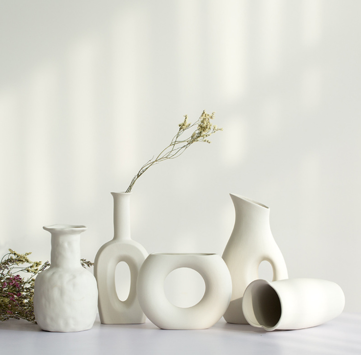 White ceramic vase dried flowers small fresh living room flower arrangement starry dining table home decoration ornaments
White ceramic vase dried flowers small fresh living room flower arrangement starry dining table home decoration ornaments