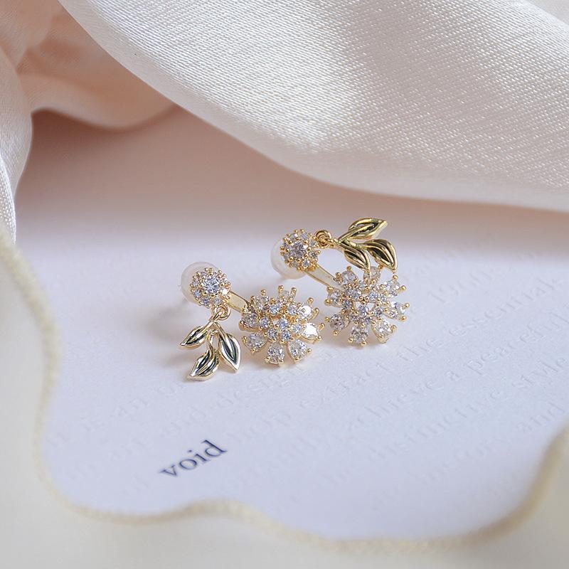 Stud Ins Elegant 14K Real Gold Plated Leaves Earrings For Women Zirconia Flower Gift, Golden;silver
Stud Ins Elegant 14K Real Gold Plated Leaves Earrings For Women Zirconia Flower Gift, Golden;silver