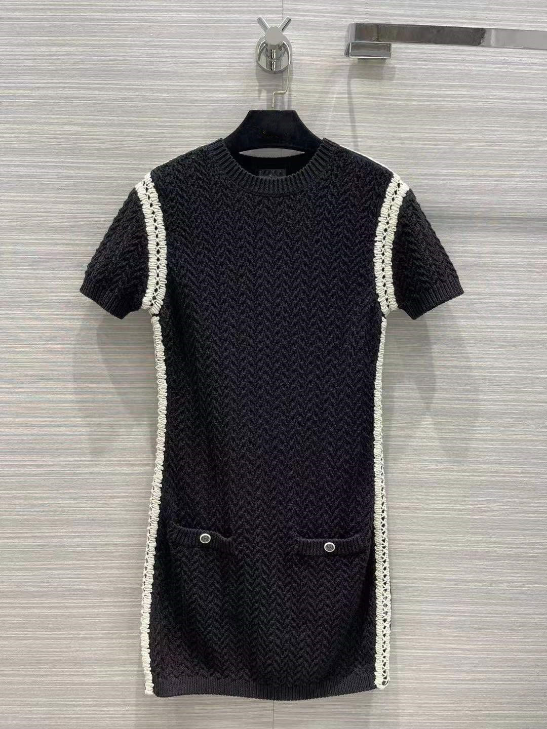 Milan Runway Dresses 2022 Spring Summer O Neck Short Sleeve Panelled Designer Dress Brand Same Style Dress 0118-1, Black
Milan Runway Dresses 2022 Spring Summer O Neck Short Sleeve Panelled Designer Dress Brand Same Style Dress 0118-1, Black