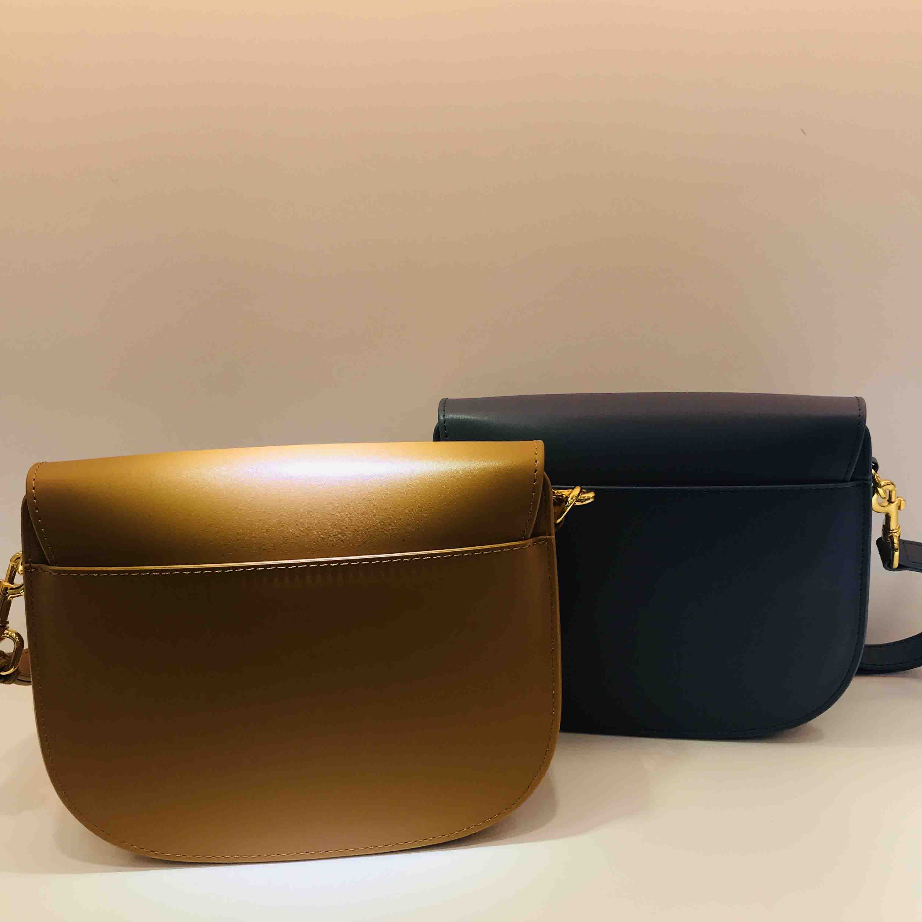 Classic Handbag Top quality Genuine Leather With shoulder strap Purse Metal pendant Shoulder bags women Crossbody bag Cowhide handbags, 5#
Classic Handbag Top quality Genuine Leather With shoulder strap Purse Metal pendant Shoulder bags women Crossbody bag Cowhide handbags, 5#