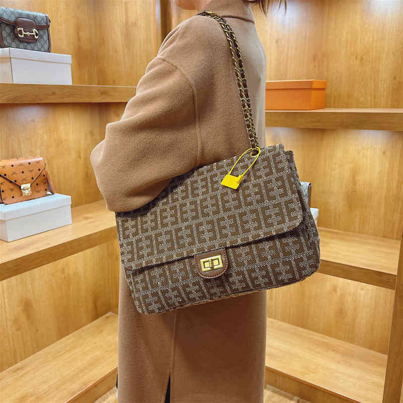 Letter chain versatile messenger bag new fashion texture Commuter Bag One Shoulder Tote, Brown
Letter chain versatile messenger bag new fashion texture Commuter Bag One Shoulder Tote, Brown